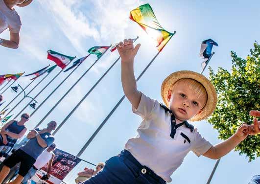 MATKUSTA YMPÄRI MAAILMAN HAMINAN LIPPUMAAILMASSA Kun saavut Haminaan Satamakatua pitkin, näet