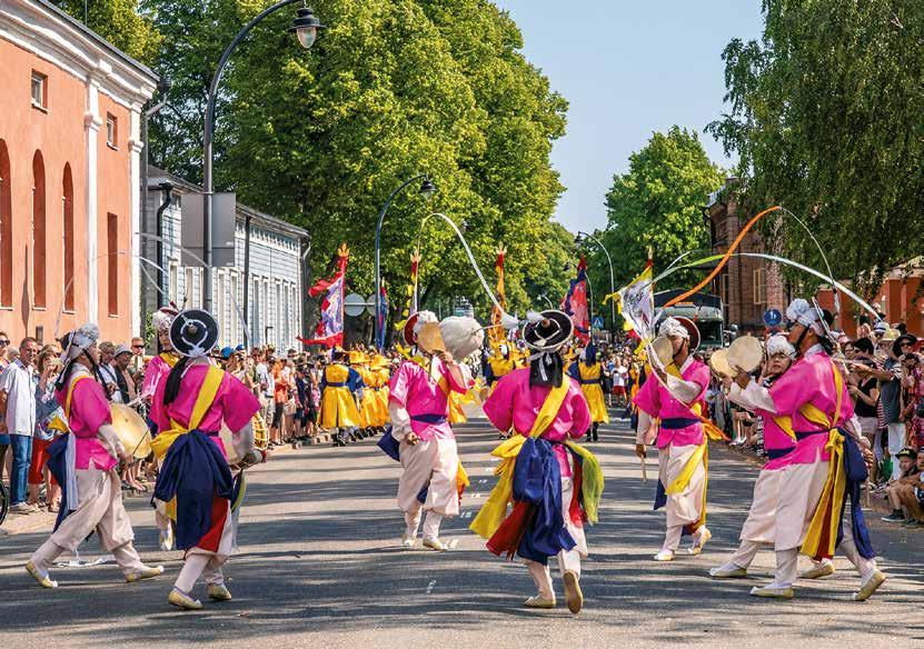 Iloitse syksyisen Valojen Yö -kulttuurifestivaalin tuhansien tuikkivien valojen loisteessa.