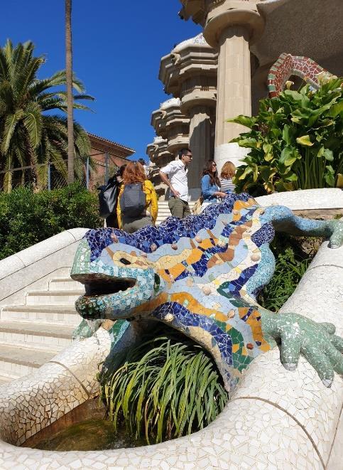 Antonio Gaudin luomuksia Sagrada Familia ja Park Guell, jotka olivat aivan