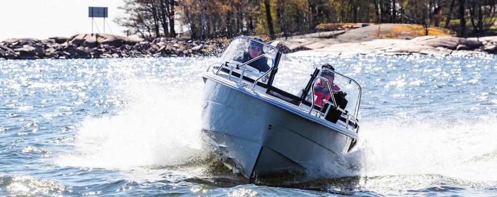 Suvi 47 Duo on ketterä ja hauska ajettava myös tiukoissa kaarteissa. pään yksikuoriratkaisuun ja pienempään tehoon, on tehnyt veneestä peräpainoisemman. Tai oikeammin keulasta kevyemmän.