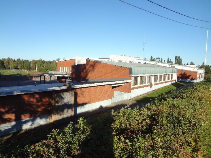 Svenska skolan on perustettu 1970 ja sitä on laajennettu 1986, 2003 ja 2013.