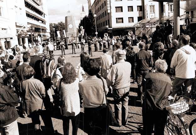 Tapahtumia Oulun Rotuaarilla. Oulun tunnettu kävelykatu on jo yli 30 vuotta vanha Hemmo Kuuranhalla kehitti Oulun legendaarisen Rotuaarin, kävelykadun suomalaisen mallin: köyhän kävelykadun.