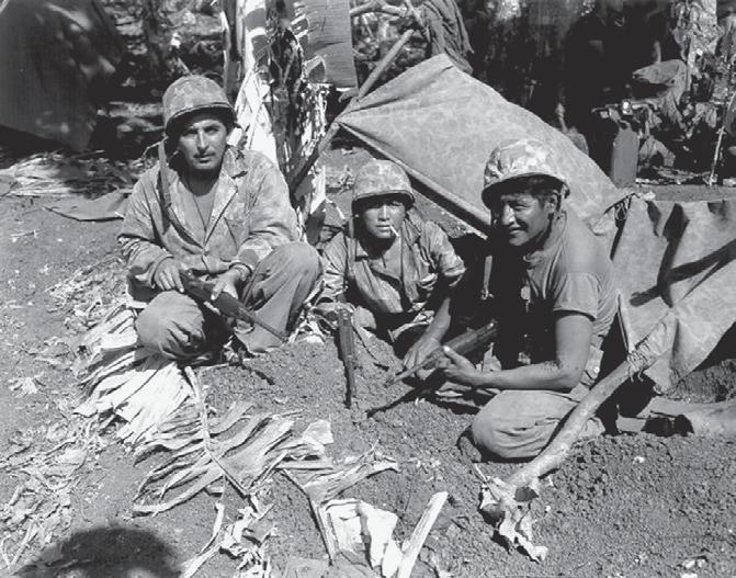 Navajo-koodipuhujia Saipanissa 1944. Public Domain -kuva, lähde http://navajo-arts.com/images/ Navajo_Code_Talker_01.
