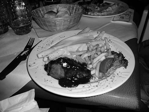 Pöydänantimet olivat runsaat, annosten koko taisi olla suunniteltu valimomiesten kaloritarpeita ajatellen. Tarjolla Kölnissä oli saksalaisten suurinta herkkua, nimittäin tämän kevään parsaa (Spargel).
