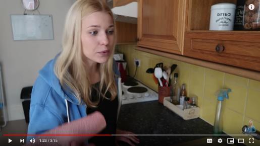 26 kielen kertomisen jälkeen Cat sanoo, että videon kuvausajankohta on keskiviikko elikkä hump day, jossa koodinvaihto on sulautettu osaksi suomenkielistä lausetta (vrt. Halmari 1997: 70).