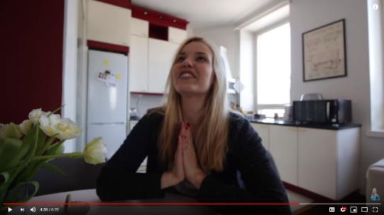 41 (5) Ennakkonäytös (VLOGI: KYLLÄ TÄMÄ TÄSTÄ, kohta 4:56, https://youtu.be/obywrisvw-o?t=296) 01 Cat: Hullut Päivät oli:: (.) katsoo oik.