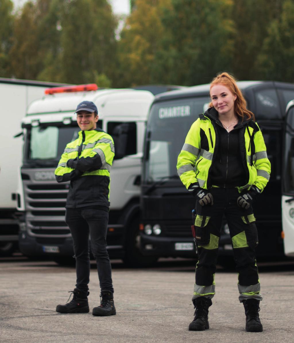 YHDISTELMÄAJONEUVONKULJETTAJA LOGISTIIKAN PERUSTUTKINTO Yhdistelmäajoneuvonkuljettaja kuljettaa erilaisilla ajoneuvoyhdistelmillä tavaroita kotimaan ja ulkomaan liikenteessä.