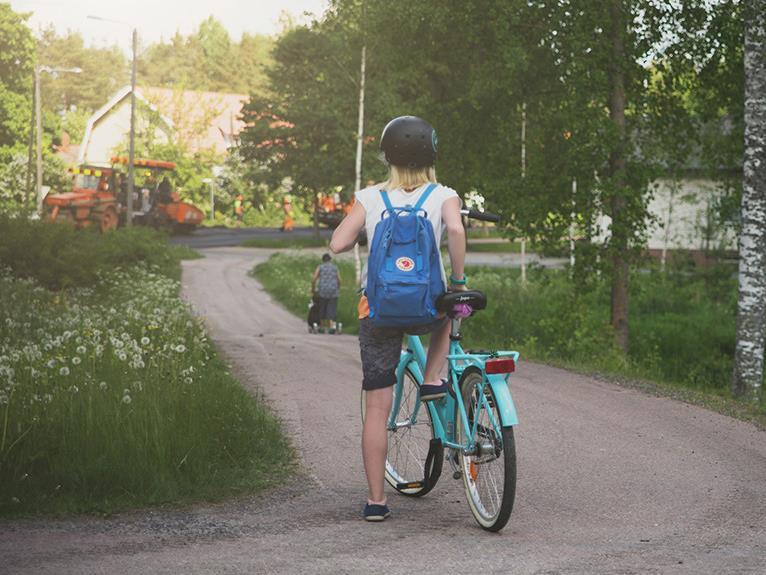 Kuntastrategia rakennamme uutta Mikä on kuntastrategia? Kuntastrategia ohjaa kunnan toimintaa haluttuun suuntaan yhteisesti sovittujen arvojen mukaisesti.