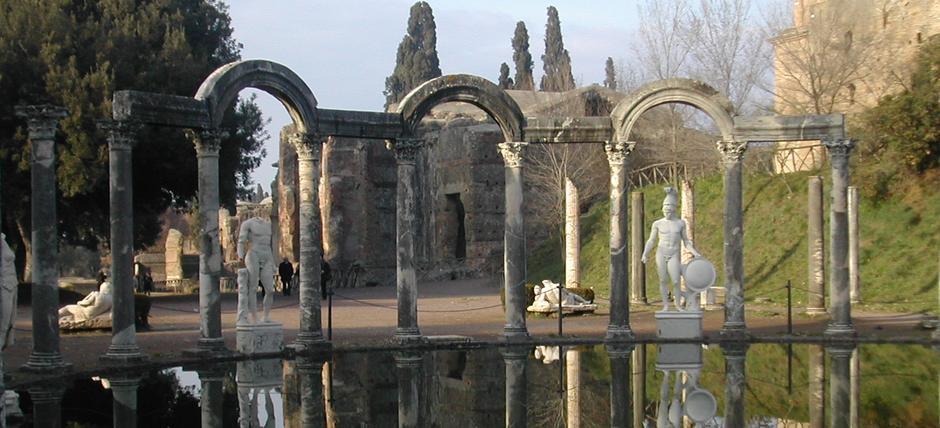 2. päivä 24.4. 2019 Villa Adriana ja Villa d Este Tivolissa Noin klo 09.00 lähdemme bussilla hotellista kohti Tivolia (n. 30km). Tutustumme ensin Hadrianuksen huvilaan ja puutarhaan.