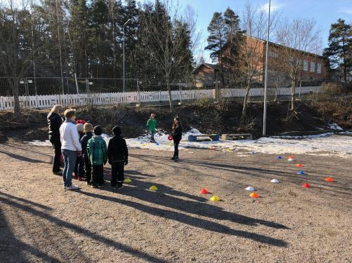 Kaikki saivat omat työaika- ja vapaa-aikalaput. Johtajat joutuivat maksamaan laskuja ja juoksemaan toisesta yrityksestä toiseen. Kaupungin palaverissa kerrottiin, miten kaikilla oli mennyt.