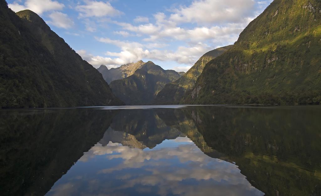 29.11.-20.12.2020 Majoittuminen: Milford Sound Lodge. http://www.milfordlodge.com Kuva: Doubtful Sound. Ma 11.1.2021 Milford Sound (A) Retkipäivä Milford Soundin vuonomaisemissa ja rehevissä metsissä.