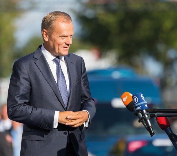 EUROOPPA-NEUVOSTON PUHEENJOHTAJA Eurooppa-neuvoston nykyinen puheenjohtaja on Donald Tusk, joka toimi aiemmin Puolan pääministerinä.