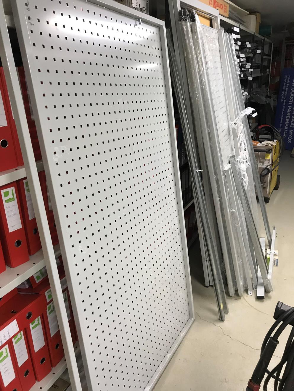 15 Uuden vetotauluryhmän kokoaminen aloitettiin, kun vanha tasohylly oli saatu pois. Tauluryhmä tilattiin toisesta Laakkosen toimipisteestä ja se toimitettiin osina, kuten kuvasta 10 huomaa.
