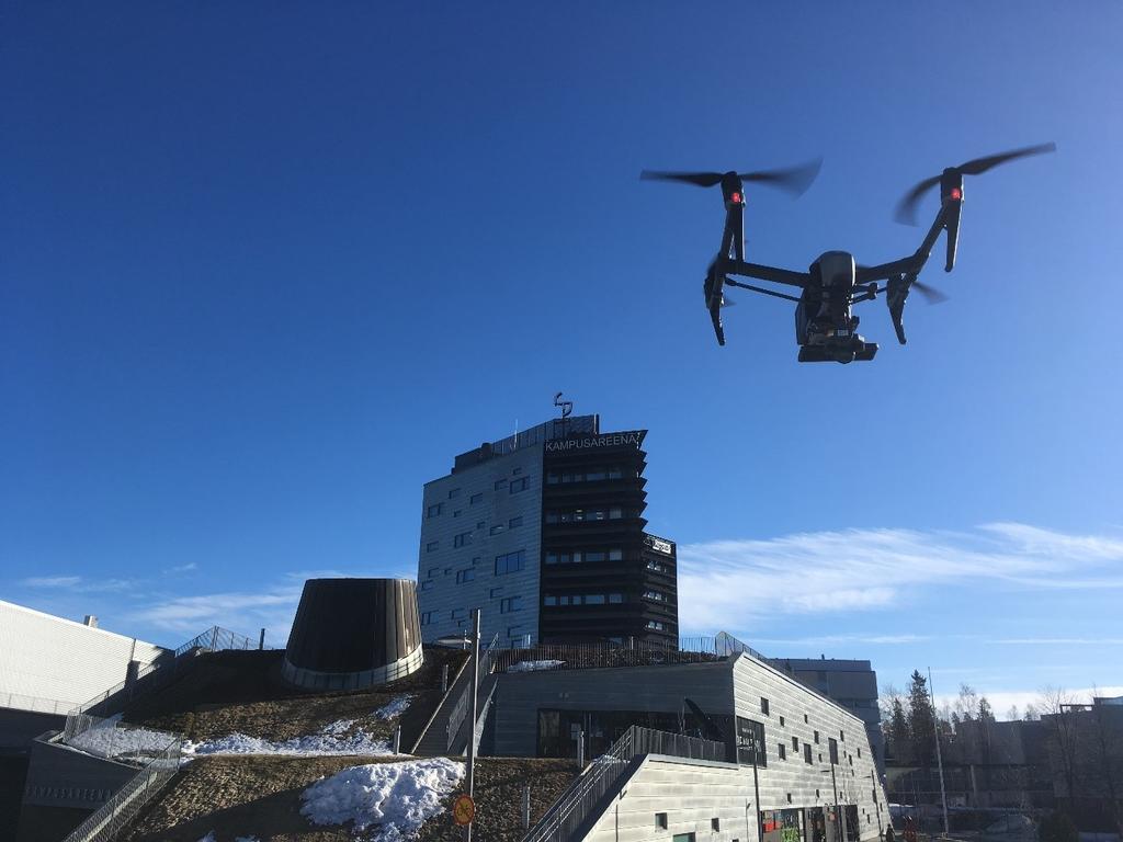 12 4.2 Mittalaitteisto Mittalaitteisto koostui kahdesta osasta: kauko-ohjattavasta dronesta ja siihen kiinnitetystä matkapuhelimesta ohjelmistoineen.