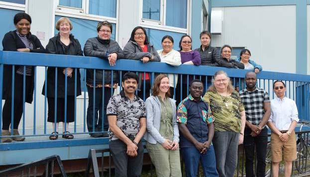 Qan nganiittut: Anne Marie Lewis, Kathleen McKinlay, Lynn Kilabuk, Maureen Angutingnungniq, Christine Immingark, Catherine Eleehetook, Melinda Kaviok, Elisapee Karetak, Rosie Joamie, Ataani: Shanavas