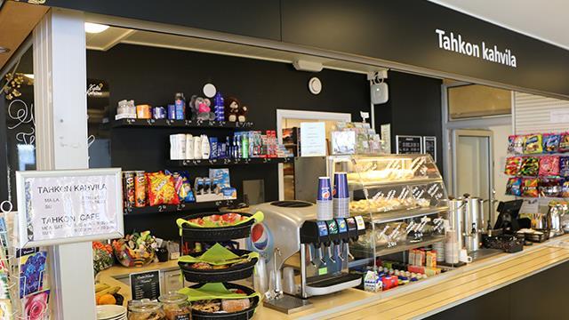 hallillla sijaitsevasta Greeni Kauppa & Kahvilasta voit ostaa peruselintarvikkeita ja nauttia kahvikupin ja vasta paistettuja leivonnaisia. Salaattibuffet Päivittäin klo 11.00-20.