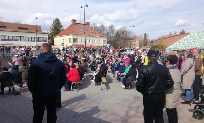 Tupa oli mukavasti kansoitettu, väki tanssi ja lauloi mukana. Tilaisuuden osallistujat toivoivat lisää tällaisia tapahtumia.