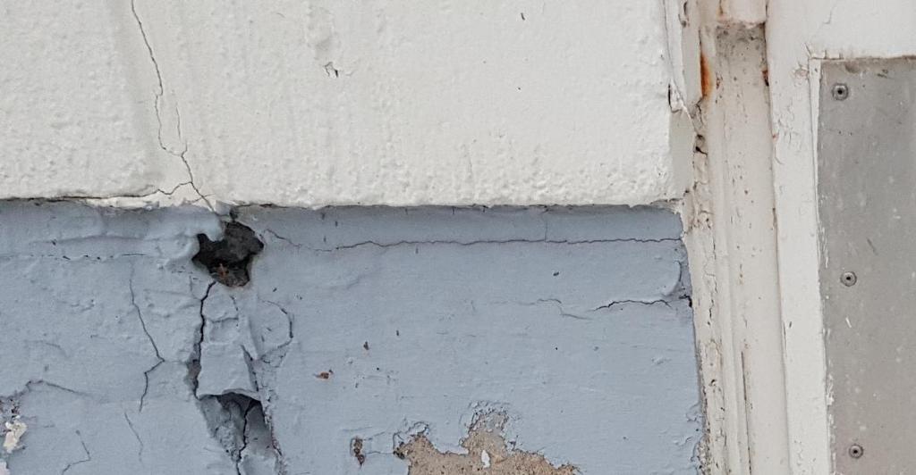 Eteläpäädyssä sokkelin rakenneteräkset ovat näkyvillä useassa kohtaa ja ruostuneet.