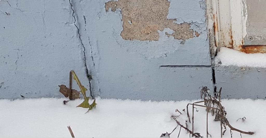 Sokkelista on irronnut suuriakin paloja ja siinä on myös halkeamia.