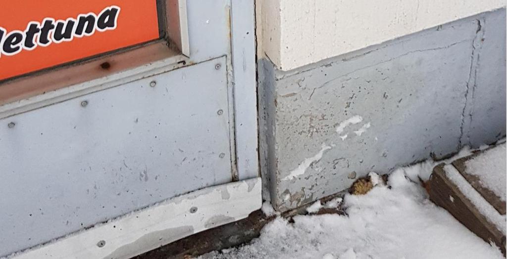 Sähköjohtoja ja muita läpivientejä on ulkoseinien ja ikkunaaukkojen läpi.