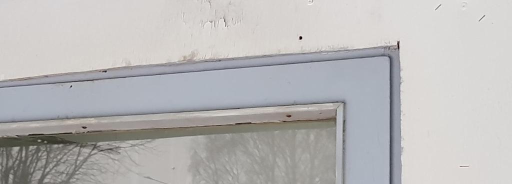 Kuvat 31 ja 32: Nauhaikkunoiden päälle asennettujen rakennuslevyjen läpi on tuotu sähköjohtoja.