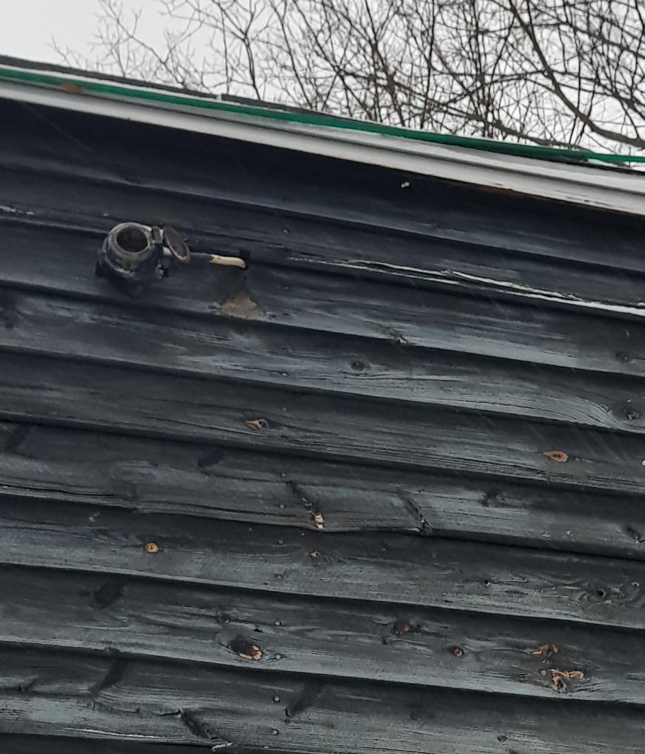 sisäänkäyntiä näyteikkunoiden vasemmalle puolelle, joista toinen johtaa ravintolaan ja toinen henkilökunnan tiloihin.