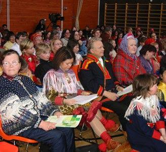 Oasseváldin lei vejolaš maiddái skuvllaid olggobealde doaibmi nuoraide.