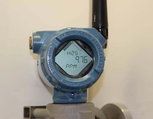 12. Vedä kalibrointiputken pätkä (PVC-putki, 3 /16" SH, 5 /16" UH) kohdekaasulähteen säätöventtiilistä Rosemount 628 -kaasuanturimoduulin pohjassa olevan IP-suodattimen tuloliittimeen. 13.