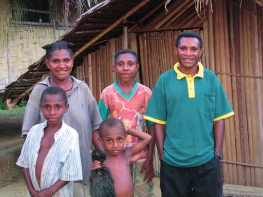 Clement PAPUA-UUSI-GUINEA Clement (oik.) perheineen. Hiljaa alkoivat kaikki vuosien varrella käännetyt jakeet puhua minulle aivan uudella tavalla. Minä, joka olin ollut sokea, nyt näin.