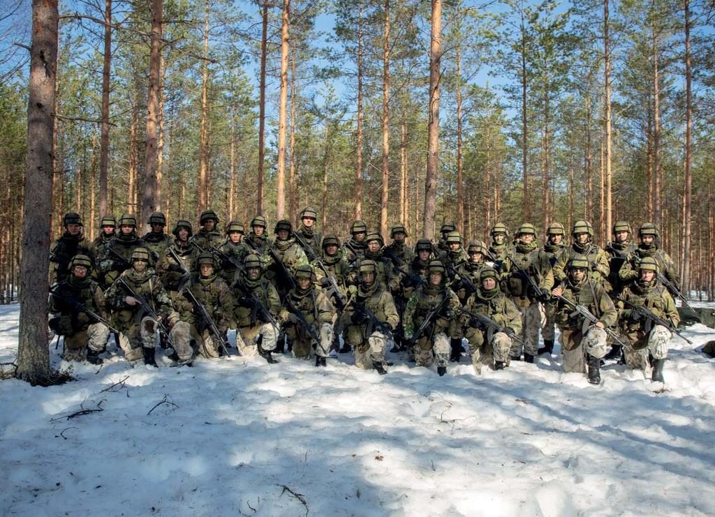 Aliupseerikurssin ensimmäisessä vaiheessa kaikki johtamisjärjestelmälinjan oppilaat saavat perusteet lähetyspistelaite- ja viestiryhmien kalustosta sekä ryhmän johtamisesta jalkaväen tapaan, mikä