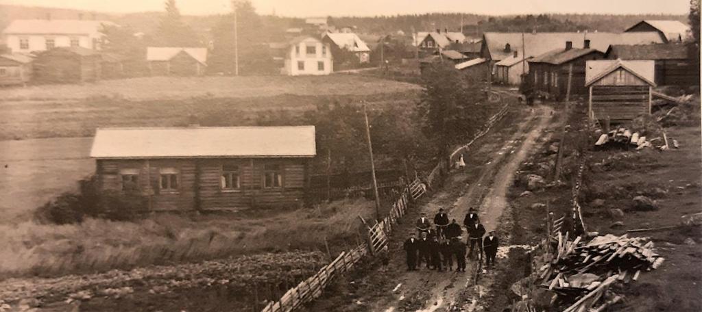 4 Naapurikylä Puutikkala oli myös näyttävästi esillä. Puutikkala tunnetaan asiakirjoista jo vuodelta1457 ja se esiintyy vuoden 1539 maakirjassa, Toki siellä on asutusta ollut jo paljon aiemmin.