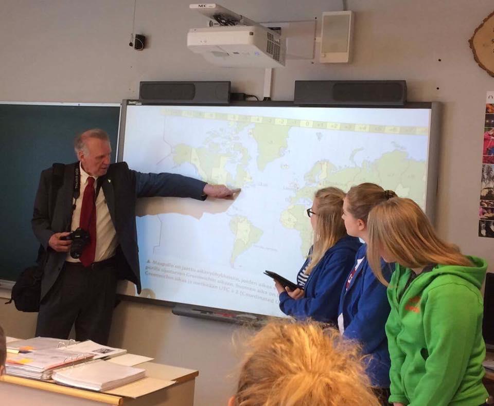 TUTORIT Tutor on opiskelija, joka vapaaehtoisesti auttaa ja tukee ensimmäisen vuoden lukioopiskelijoita eli ykkösiä.