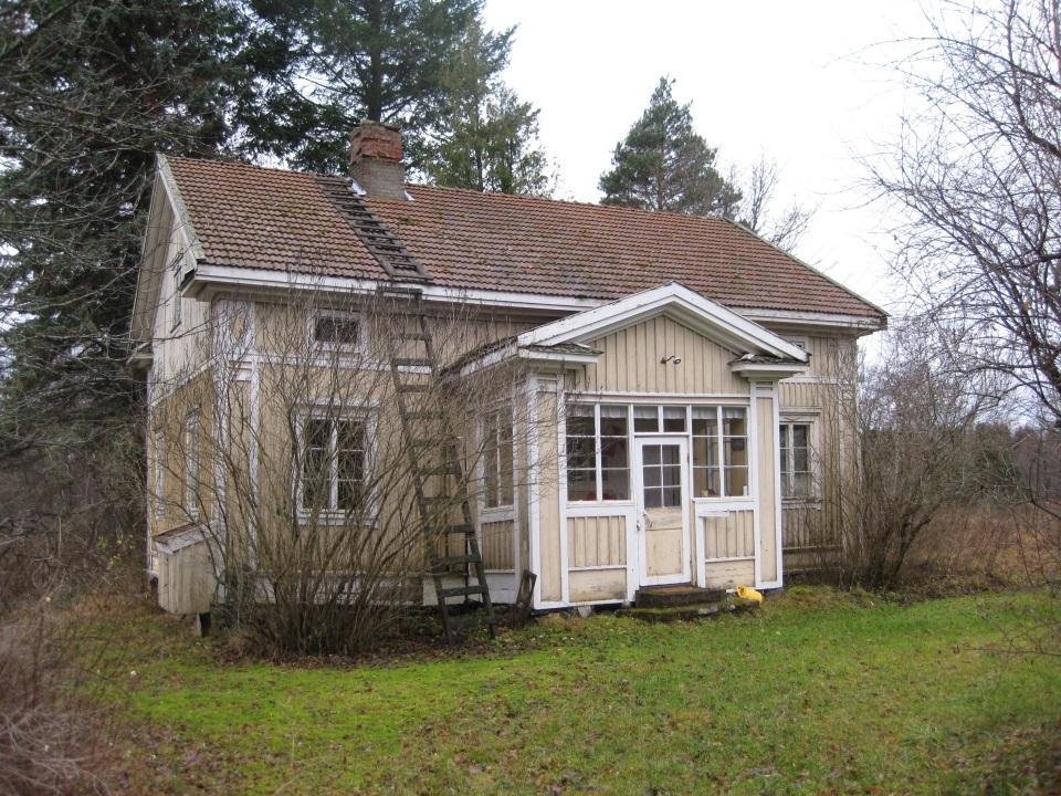 KAUNISMÄKI 684-420-1-528 Kivirannantie, Kortela Luokka A: Suojeltava kohde. Poikkeuksellisen hyvin säilynyt 1920- luvun asuintila Unajansalmen rannalla.