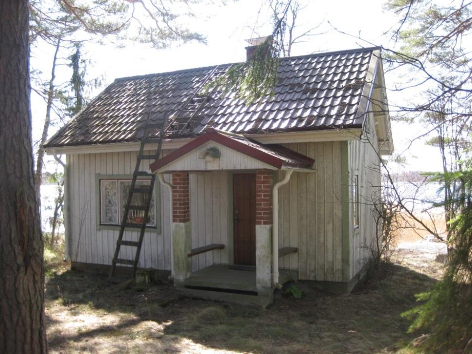 KÄPYLÄ 684-420-1-263 Santperäntie 114, Kortela Luokka B: Lievemmin suojeltava kohde. 1950-luvun loma-asunto Kortelanlahden rannalla Santperäntien varrella.