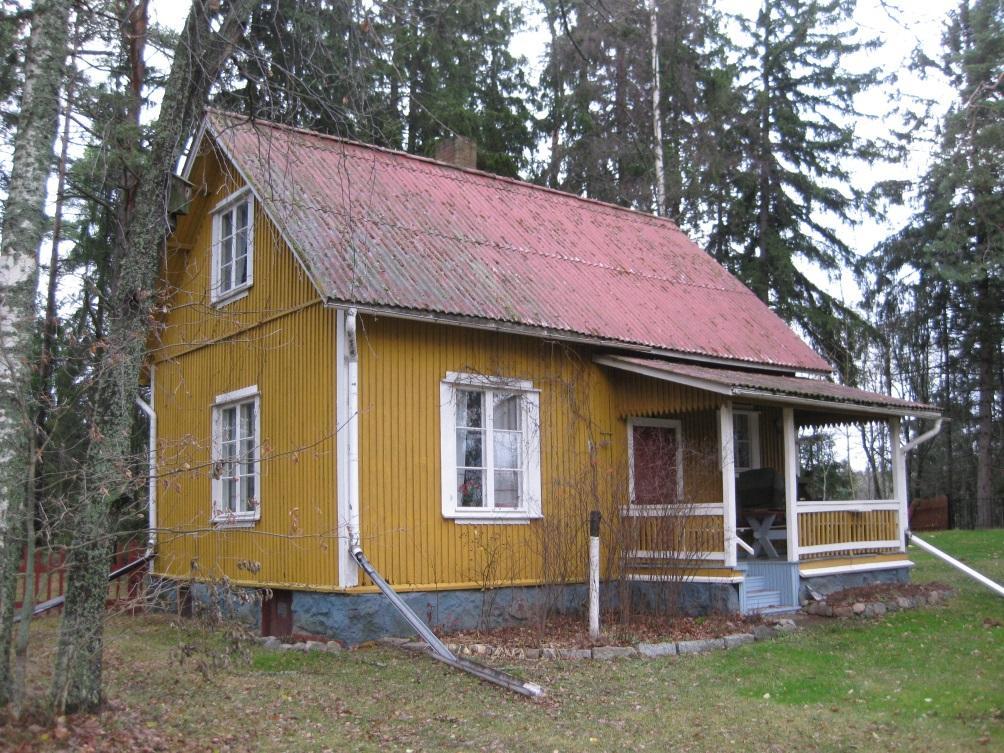 LEPPÄKARI 684-420-1-72 Leppäkarintie 84c, Kortela Luokka A: Suojeltava kohde. Erittäin hyvin säilynyt 1900-luvun alkupuolen huvilatontti Unajanlahden rannalla.