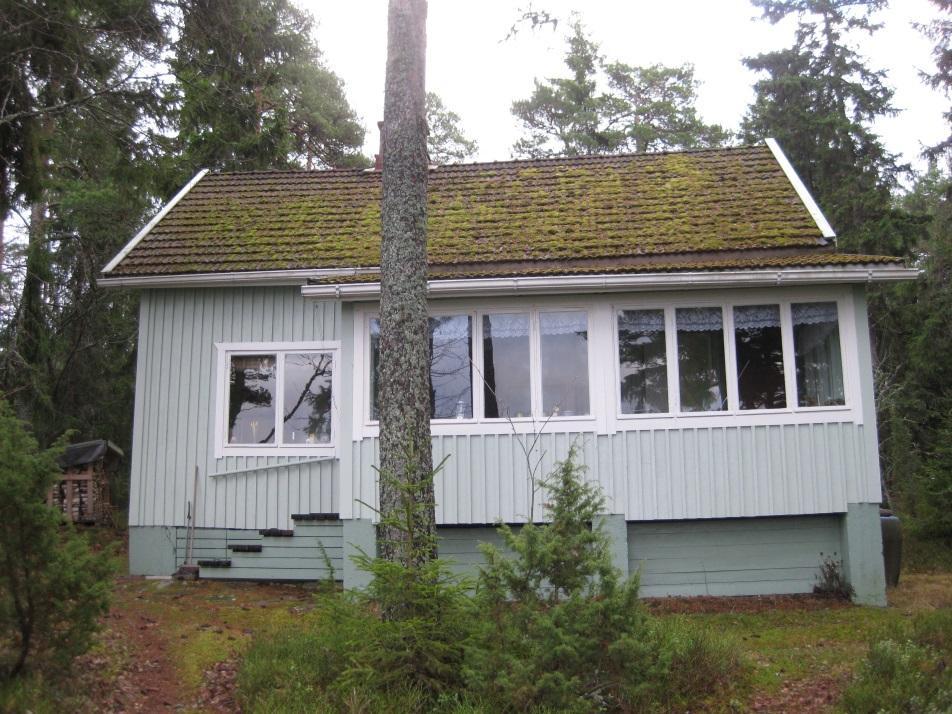 MYRSKYRANTA 684-420-1-197 Nopontie 33a, Kortela Luokka B: Lievemmin suojeltava kohde. 1950-luvun vapaa-ajantontti maisemallisesti merkittävällä paikalla Kortelanlahden rannalla.