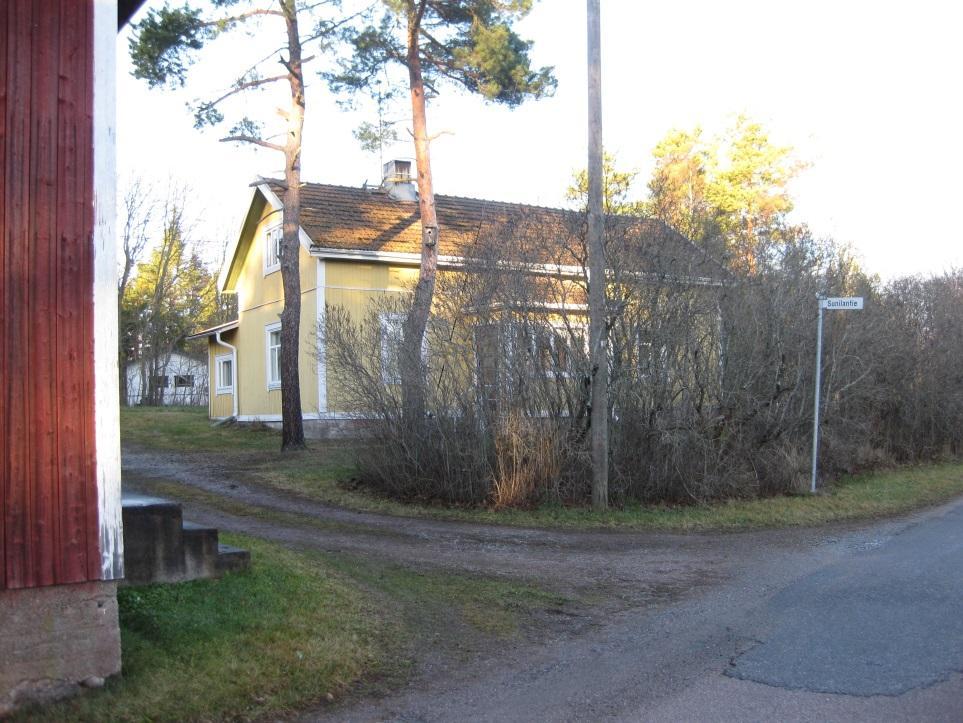 UUSIPERHE 684-420-1-672 Kivirannantie 39, Kortela Luokka B: Lievemmin suojeltava kohde. 1900-luvun alkuun ajoittuva tontti maisemallisesti merkittävällä paikalla Kivirannantien varressa.