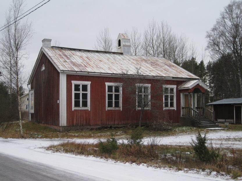 Vasaraistentien pohjoispuolella, Hillintien varrella, sijaitsee Kylänpään merkittävä rakennusryhmä 1930-luvulta.