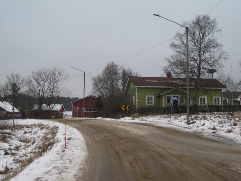 on tärkeä osa Vasaraistentien näkymää. Pikkukoulua vastapäätä tien toisella puolella sijaitsee 1900-luvun alkupuolen asuintila, jossa toimi aikanaan kylän puhelinkeskus.