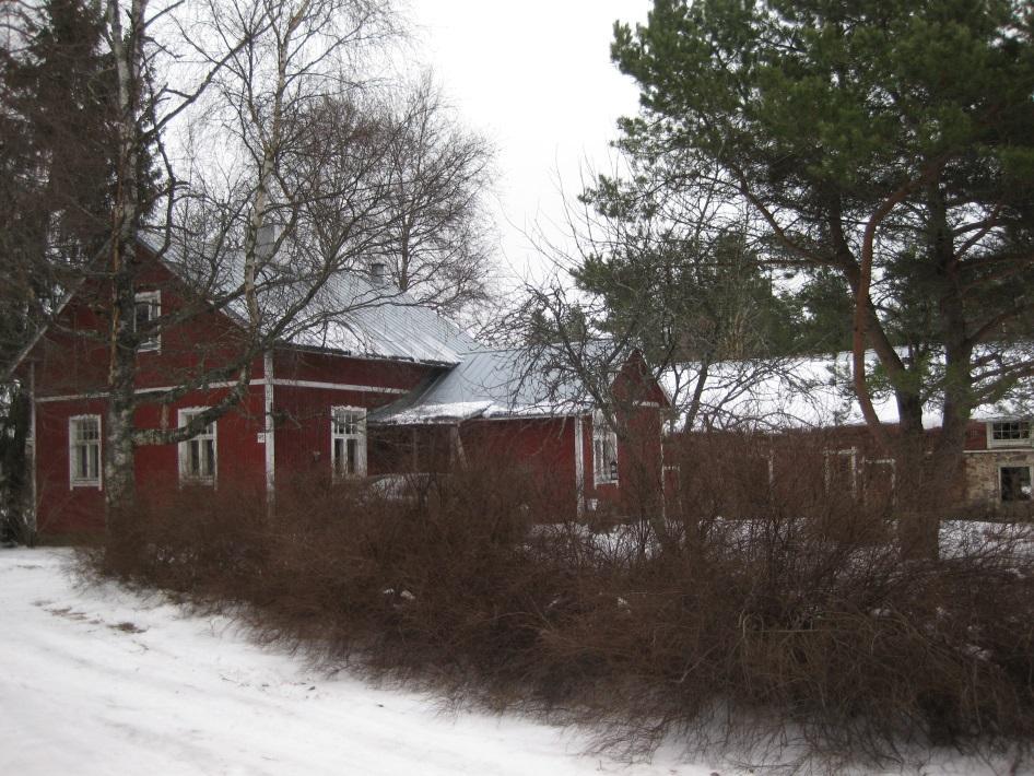 KOTIRANTA 684-415-10-0 Lonkintie 95, Vasarainen Luokka B: Lievemmin suojeltava kohde. 1920 1930-luvun vaihteessa valmistunut pääosin hyvin säilynyt asuintilakokonaisuus Lonkintien varrella.