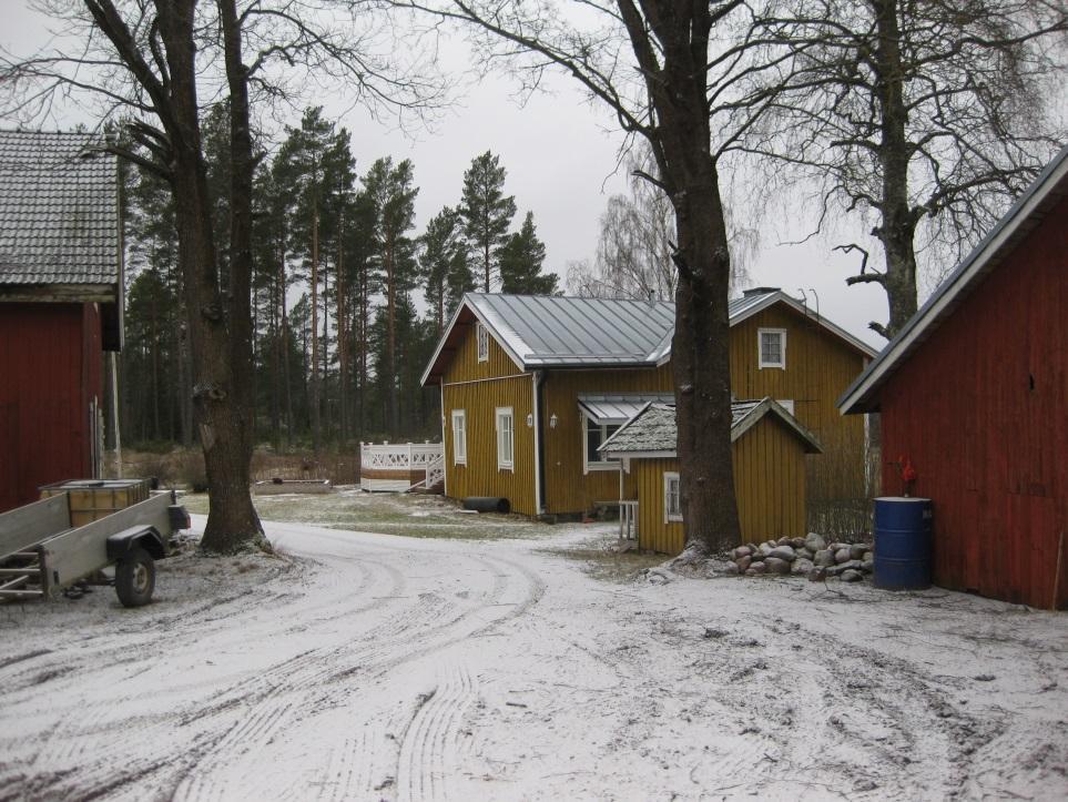 UUSITALO 684-415-2-44 Hakrintie 62, Vasarainen Luokka B: Lievemmin suojeltava kohde. Edelleen toiminnassa oleva maatila, jonka historia ulottuu nykyisellä paikalla 1880-luvulle.