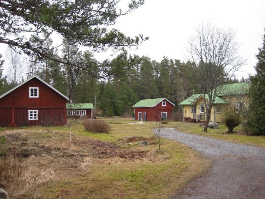 KYLÄNPÄÄ 684-410-1-25 Soukaistentie 144, Soukainen Luokka B: Lievemmin suojeltava kohde. Viimeistään 1920-luvulle ajoittuva pieni maatila Soukaisissa kallioisen metsän keskellä.
