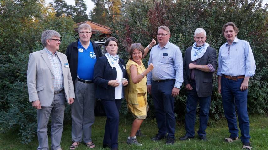 Innostuneet työpajaan osallistujat tekivät ryhmätyönä suunnitelmia tärkeiden puhtaiden vesien säilyttämiseksi.