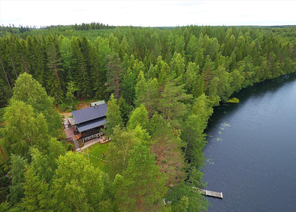 Olohuoneessa tunnelmaa luomassa upea takka.yläkerran parvekkeelta upeat maisemat.