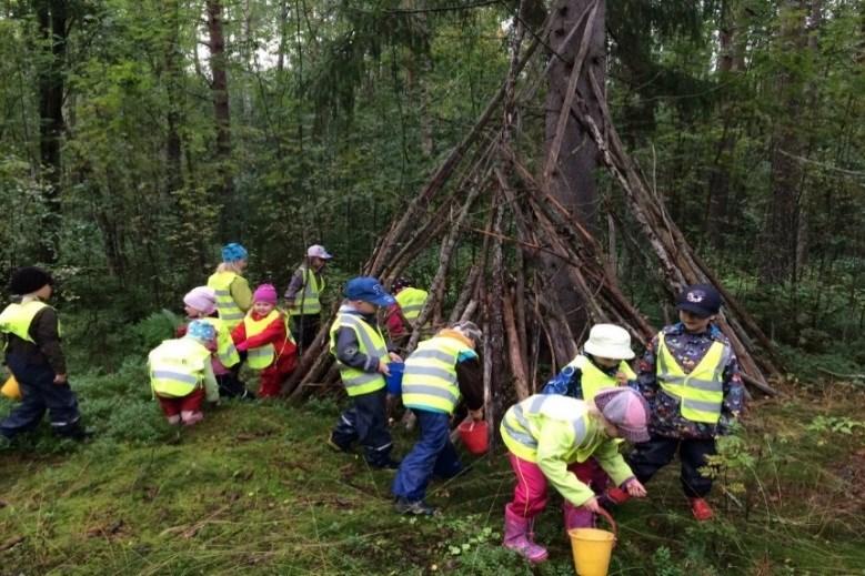 27 luovuuteen. Leikki saa näkyä ja kuulua. Lasten leikkialoitteille, kokeiluille ja elämyksille annetaan tilaa, aikaa ja leikkirauhaa.