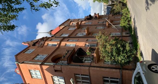 rakennus on toiminut rakennuksessa 90 toiminut huoltoasemana, poliisiasemana, vuotta.