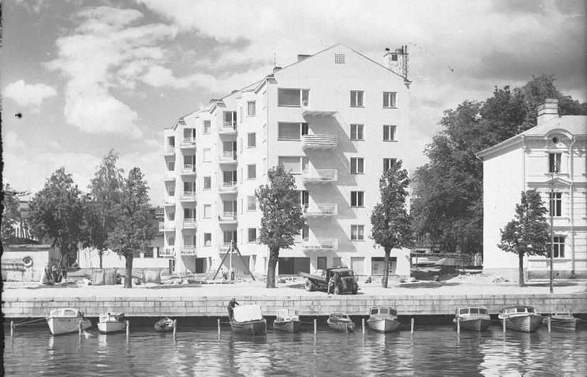 Alvar Aalto ja Bryggman suunnittelivat 1929 järjestetyille Turun Messuille paviljonkeja, joiden kautta funktionalismi rantautui