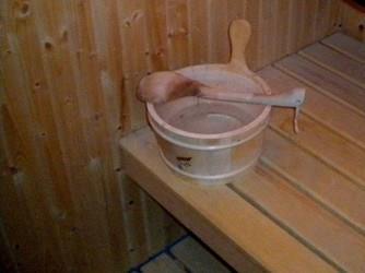 Sauna on kuitenkin vuokrattava kahdeksi tunniksi kerrallaan, jos ei ole muita saunojia. Mökkiä vuokraamme vuorokausihintaan JÄSENILLE 200.- ilman saunaa, 300.- saunan kanssa.