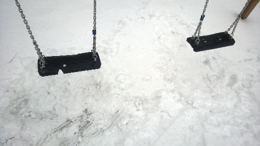 Rakennetekniikka rakennuksen ulkopuoli Leikkipihan leikkivälineet ovat yleisesti kuluneita ja metalliosissa on ruostetta.