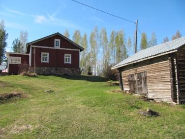 Pihapiirissä on vanha vinokattoinen